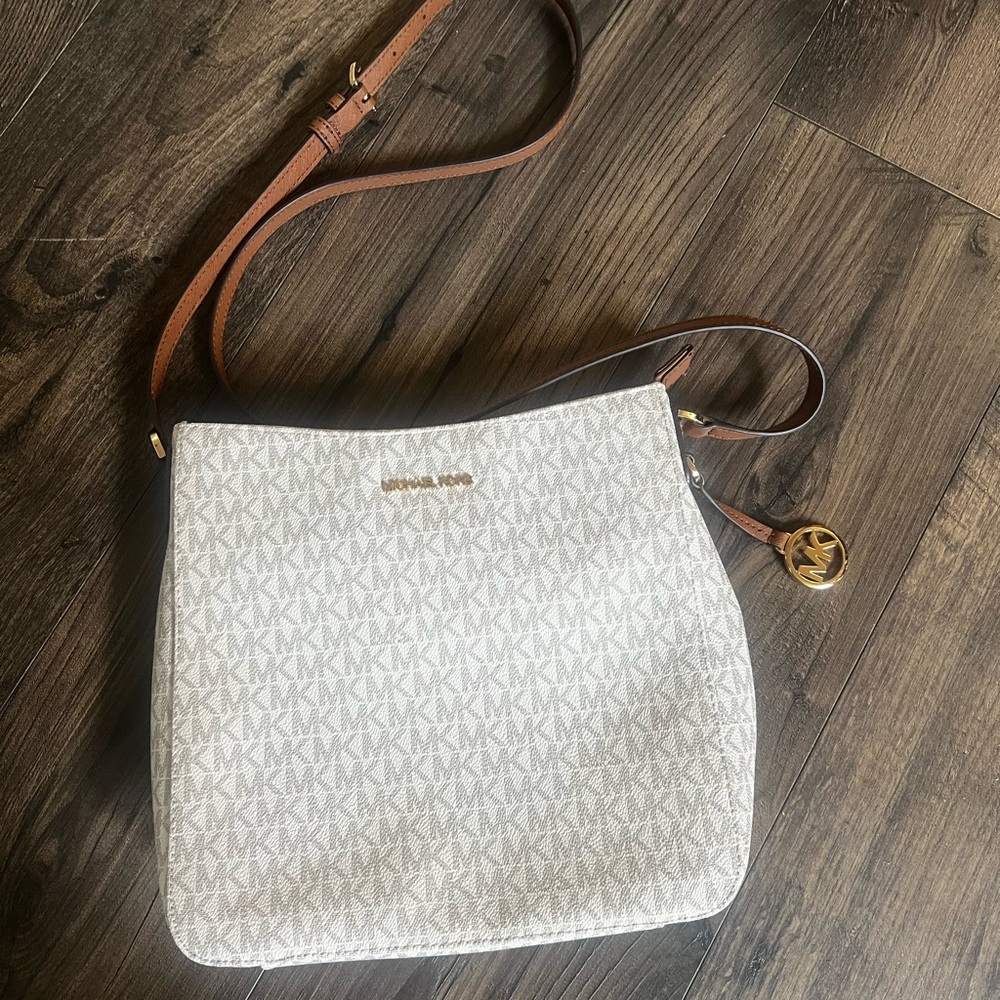 Michael Kors jet set travel crossbody in color Vanilla